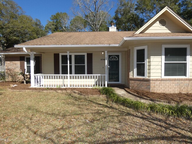 Lovely 3/2 Brick and Vinyl home with White... - Lovely 3/2 Brick and Vinyl home with White...