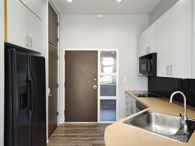 Photo - 514 W 10th St Unidad 205