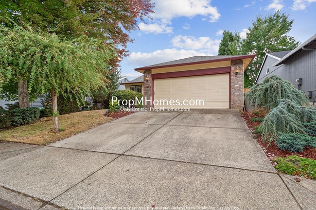 Building Photo - Light Filled 3 Bedroom Home in Sherwood!