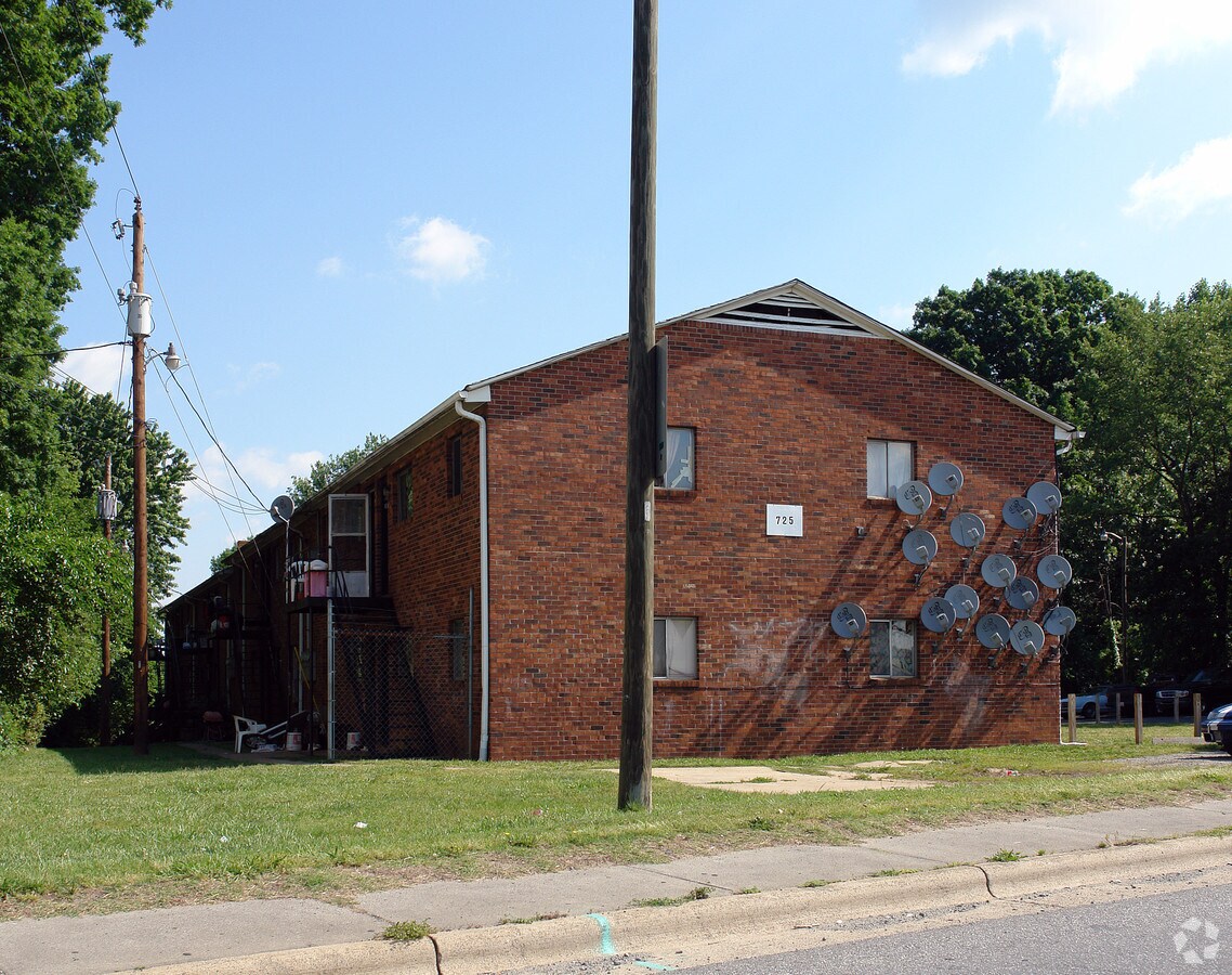 Photo - 725 Akron Dr