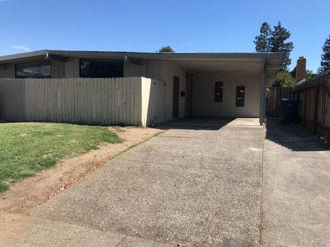 Building Photo - Lovely 3 bedroom 2 bath home