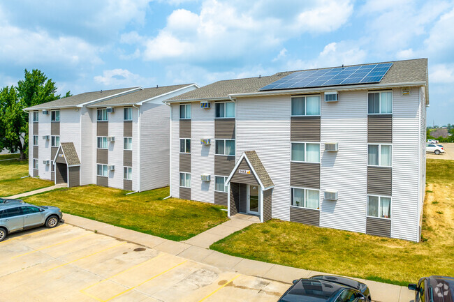 Exterior of Kirkwood Court - Campus View and Kirkwood Court Apartments