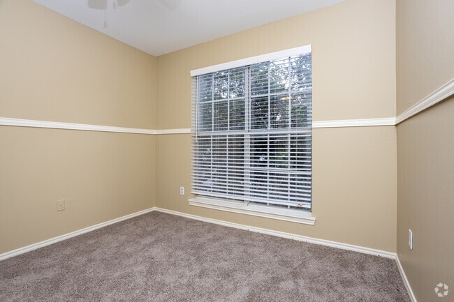 2BR, 1BA - 886SF