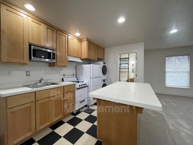 Photo - 568 E 4th St