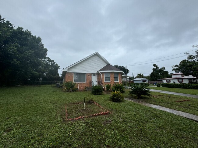 "Charming 3-Bedroom, 2-Bath Home on Willia... - "Charming 3-Bedroom, 2-Bath Home on Willia...