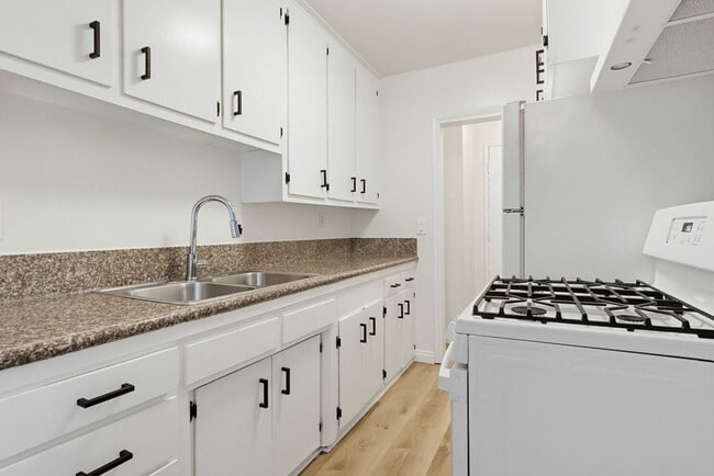 Photo - 537 E Hyde Park Blvd Unit 105