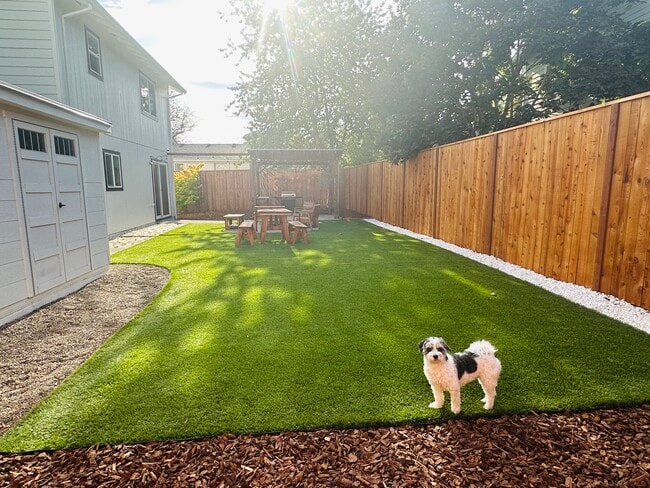 Patio interior - 10421 SE Liebe St