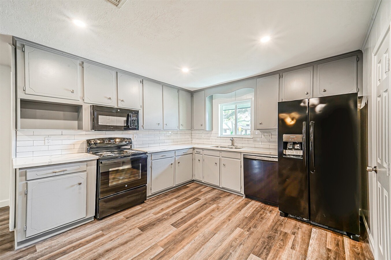 Photo - 2605 Leslie St