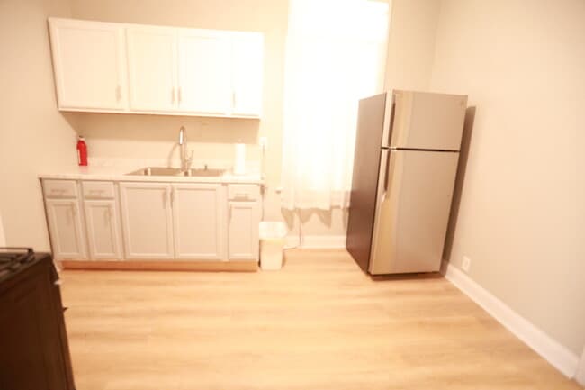 Photo - 637 W 59th St