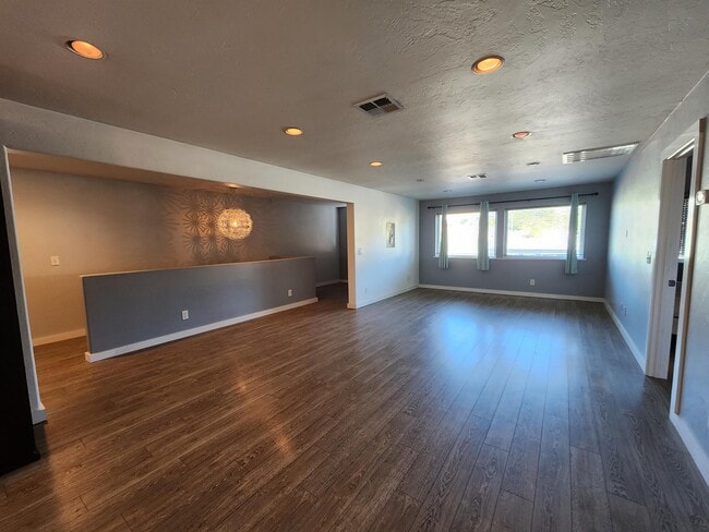 Photo - 549 Chetco Ave