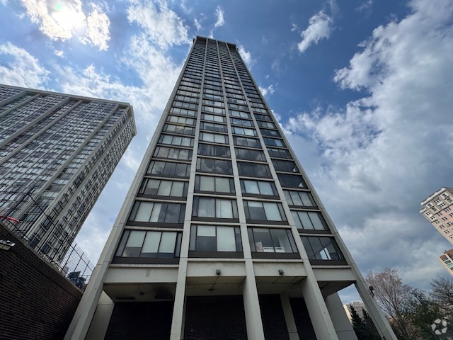 Building Photo - 5455 N Sheridan Rd Rental