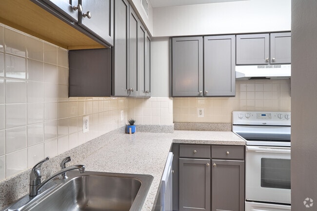 The Laurel 1 habitación, 1 baño - Cocina de 700 pies cuadrados - Pooks Hill Tower & Court