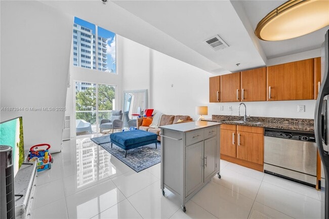 Building Photo - 6362 Collins Ave Unit 506 Rental