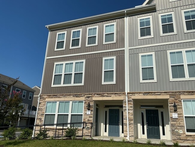 Building Photo - Light Filled Spacious Townhome