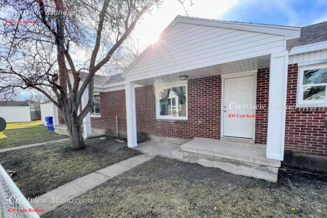 Building Photo - Lambourne Duplex Unit B