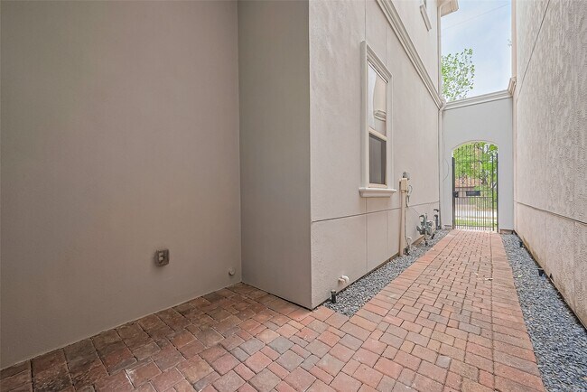 Photo - 1434 Nashua St