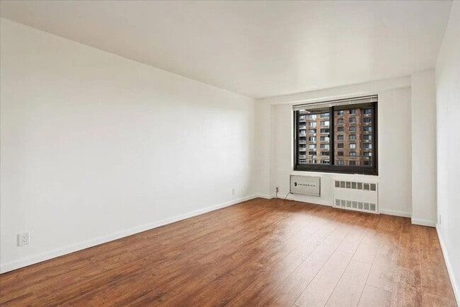 Building Photo - 185 Hall St