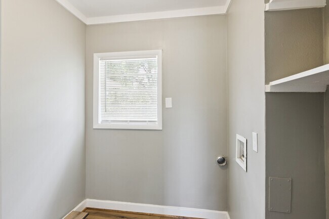 Building Photo - 1606 Oaks Dr