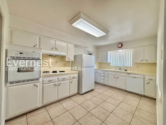 Photo - Spacious 3 Bed, 2 Bath Home with Attached Garage! / Available Now!