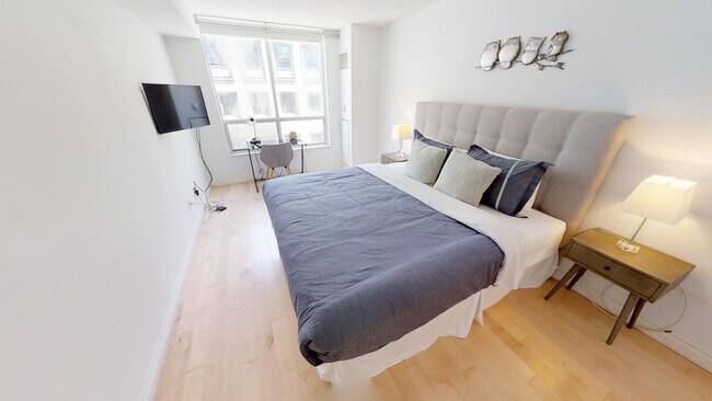 Photo - 168 Simcoe St Unit FL1-ID1030920P