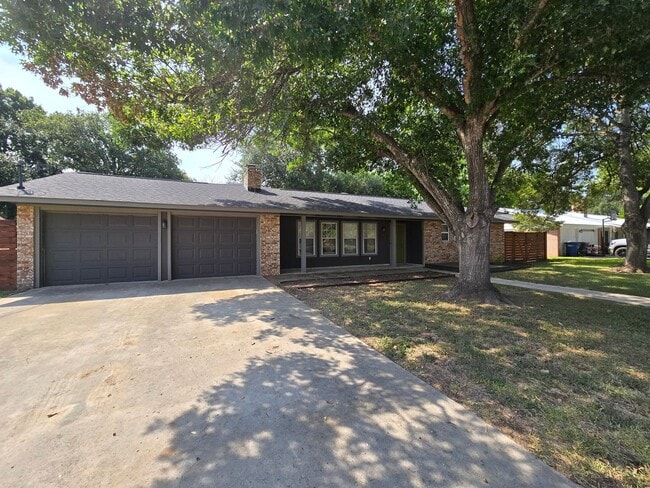 Photo - 1.5 Miles to Gruene / Fridge, Washer & Dryer Included / 2 Living Areas / Tons of Space / No Carpe...