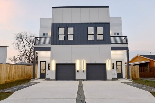 Photo - 421 E 41st St