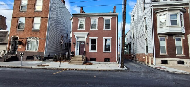 Building Photo - 323 Cumberland St Unit Apt 2B