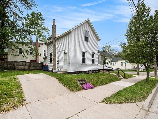 Photo - 928 Baxter St SE