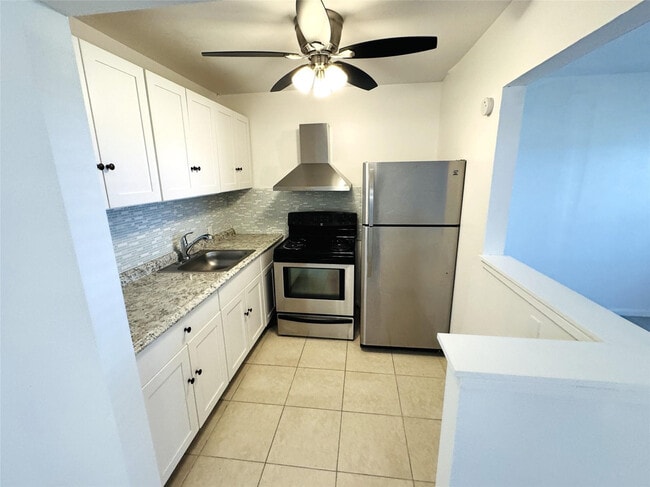 Photo - 138 Fanshaw D Unit D