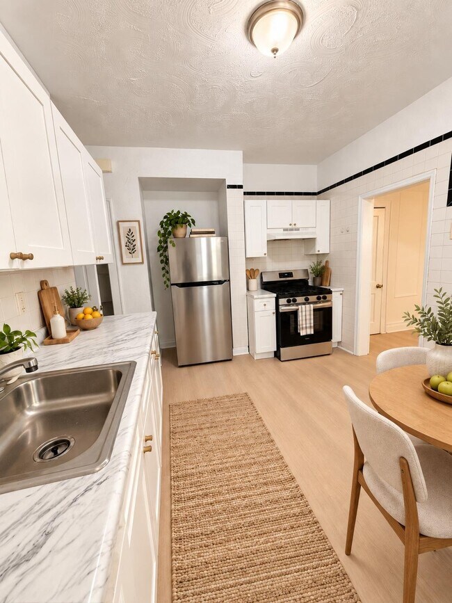 462 Leslie St Unit 1L