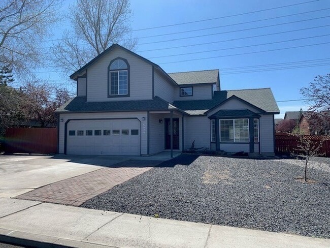 Building Photo - 3 Bed/2.5 Bath NE Bend Single Family Home with Hot Tub