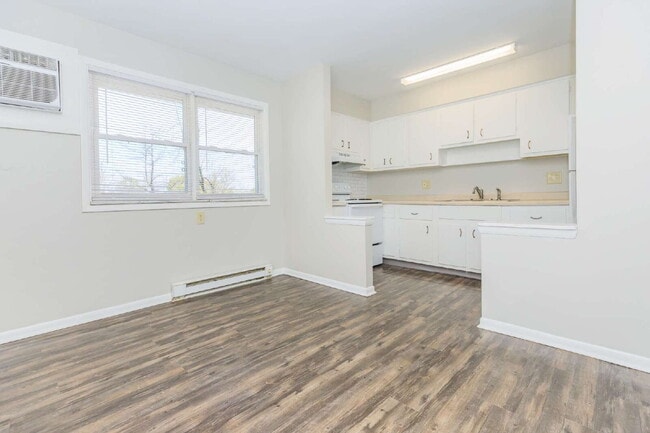 Building Photo - "$350 off if moved in by 7/10/26 - "Charming 2-Bedroom Haven with 950 Sq Ft of Cozy Comfort in In... Unit 2
