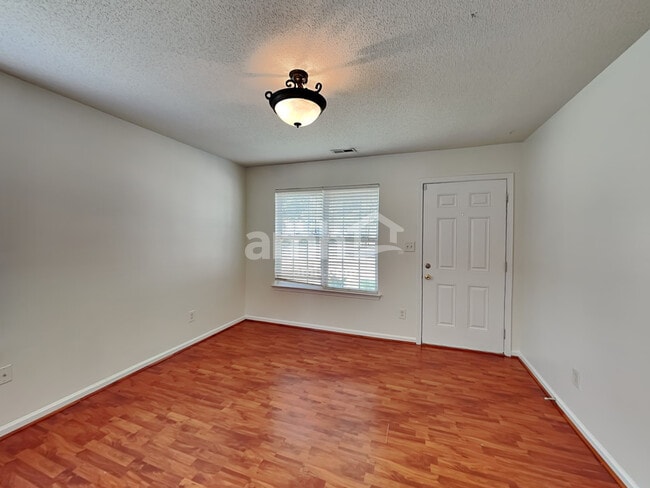 Photo - 8820 Cornwall St