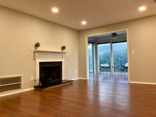 Sala de estar con chimenea y luces empotradas. - 1405 Vicksburg Plz Unidad 1405