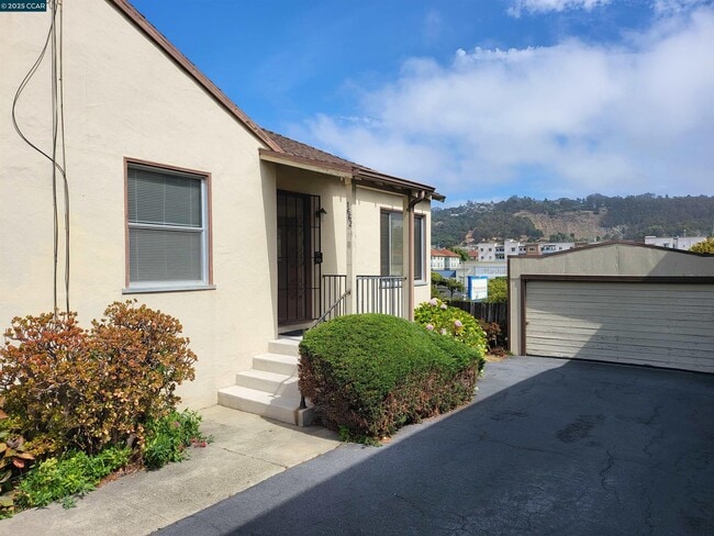 Building Photo - 1662 San Benito St Rental