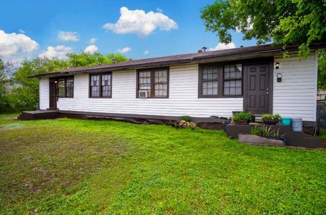 Building Photo - Cozy Renovated 2 BR Near Downtown