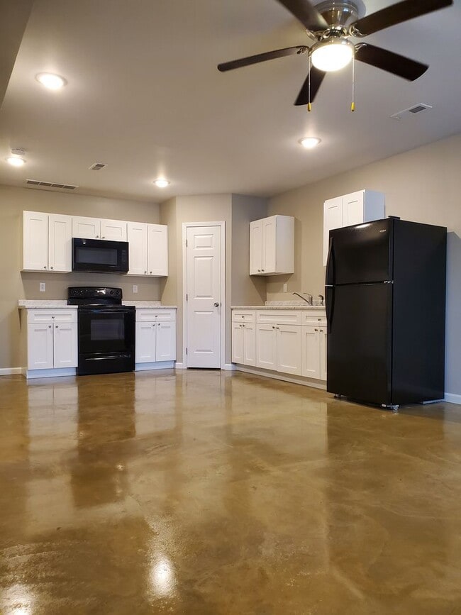 Building Photo - 2 bed, 1.5 bath Townhouse Unit 211 Cane Creek