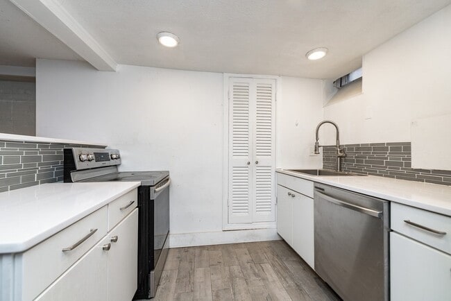 Building Photo - 4 Lawrence St Unit NA