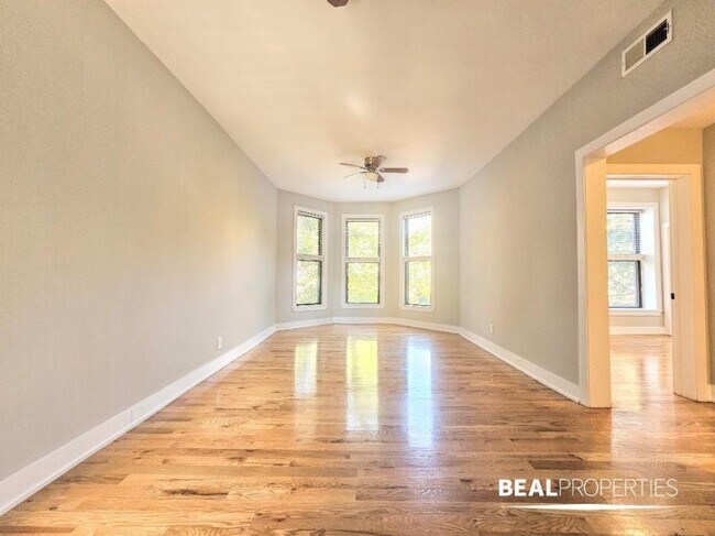 Building Photo - 3 bedroom in CHICAGO IL 60657 Unit 2 Rental