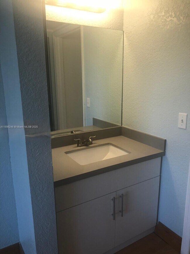 Photo - 816 NW 11th St Unidad 309