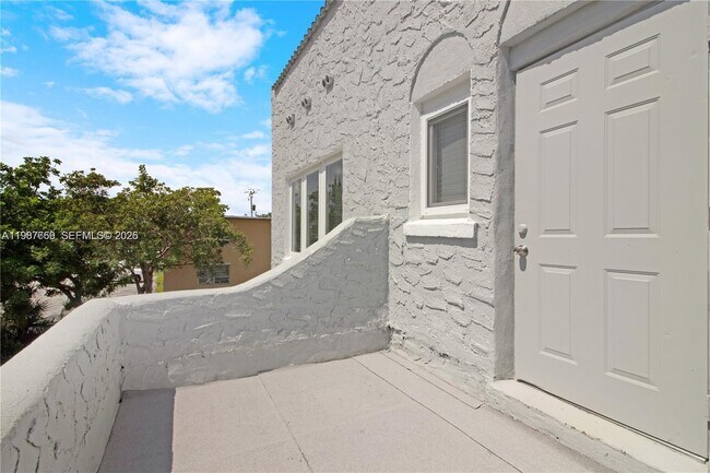 Photo - 327 SW 20th St Unit 2