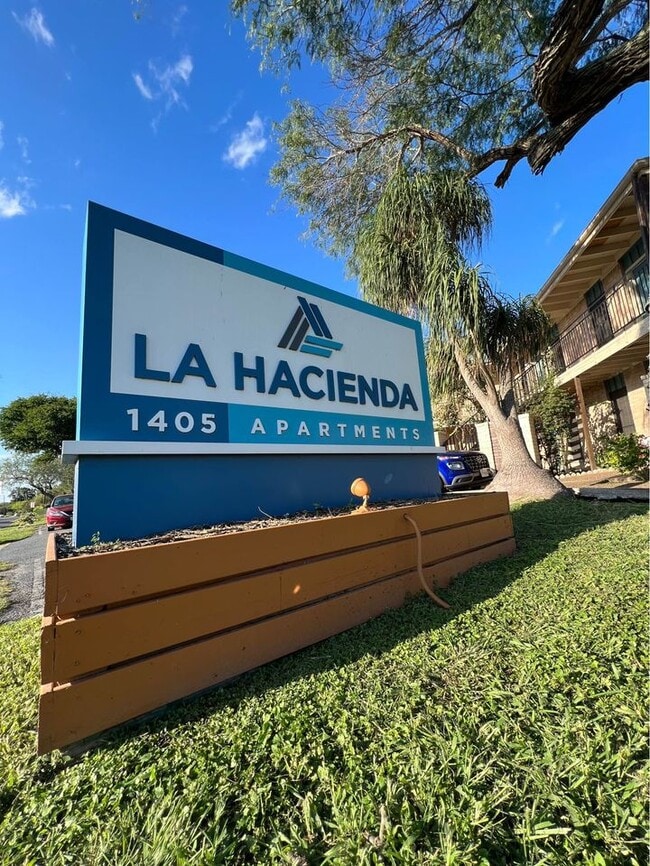 La Hacienda - La Hacienda Apartments