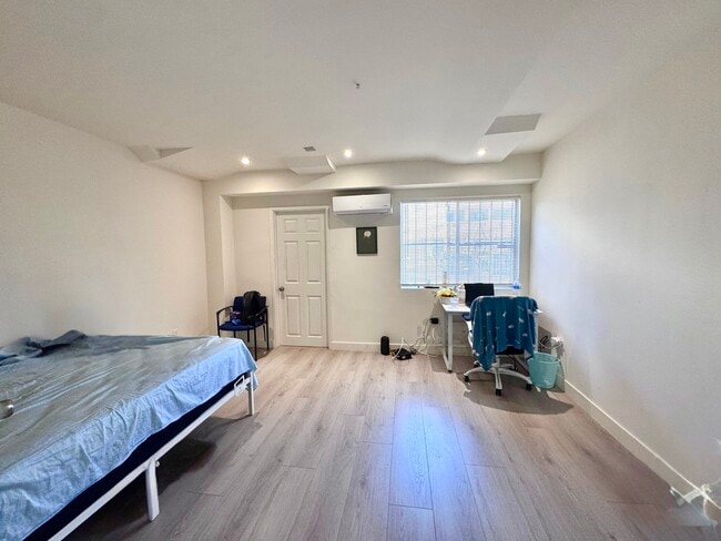 Photo - 701 W 30th St Unit 102