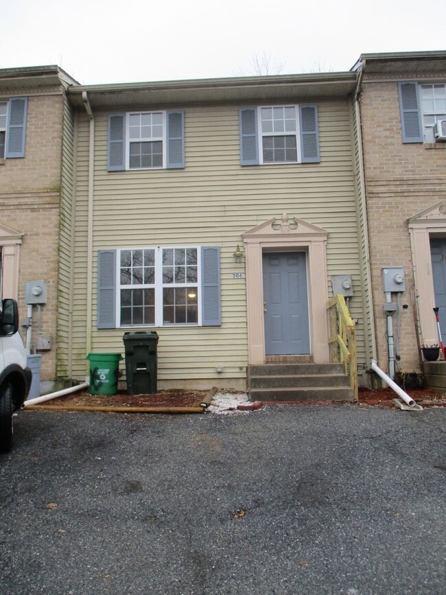 Building Photo - 3 bedroom Townhouse - Northampton School District