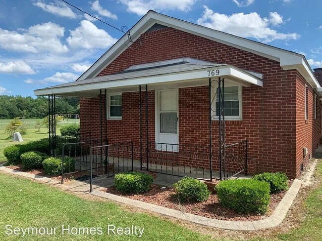 Building Photo - Adorable 3 BR | 1.5 BA Brick Home in Rosewood! *Lawn Care Included!*