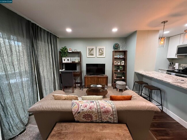 Building Photo - 1246 Walker Ave Unit 206