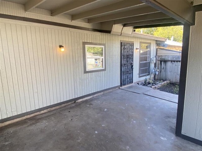 Photo - 2/1 Townhouse with covered parking