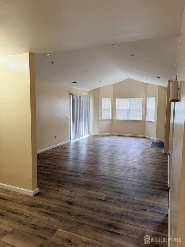Photo - 343 Ventnor Ct