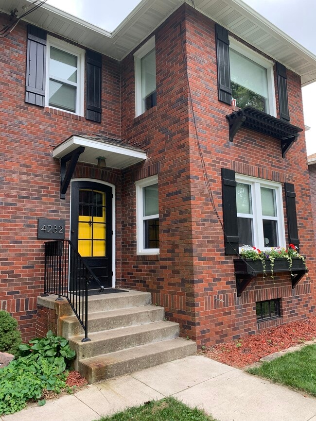 Building Photo - 4232 Urbandale Ave Unit B Upper