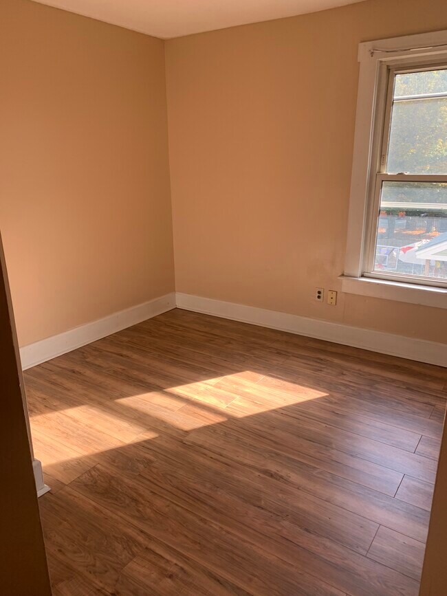 Bedroom 1 - 566 S Main St Unidad 566 South Main Street